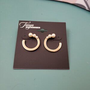 Tanya creations, NWT, gold tone C shape 3 faux pearl post fashion earrings